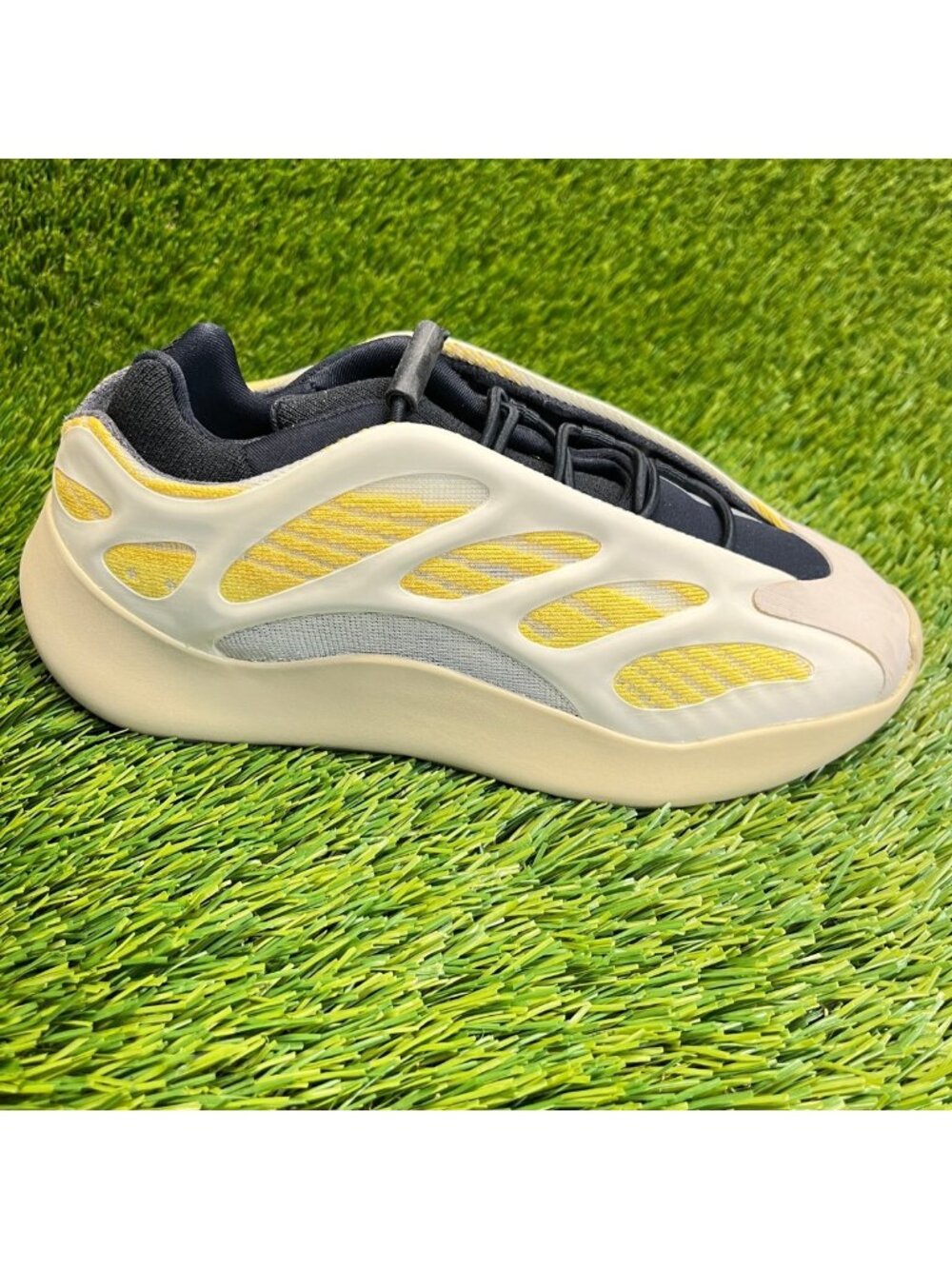 Adidas Yeezy 700 V3 Safflower Boys Size 2.5Y Yellow Beige Running Shoes Sneakers